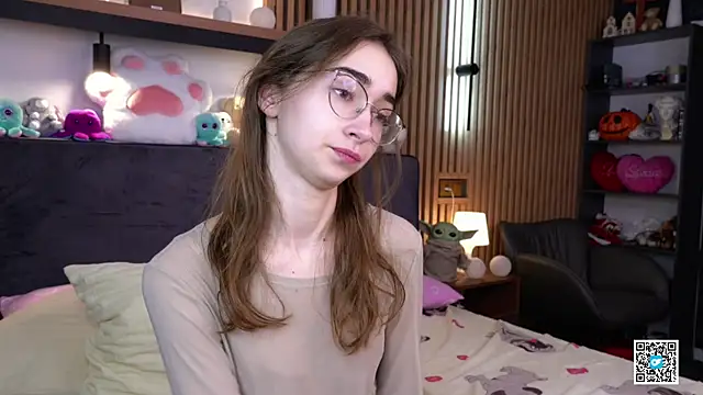 Snapshot of PollyBeev chatting on November 18, 7:24 am PollyBeev online show from November 18, 7:24 am