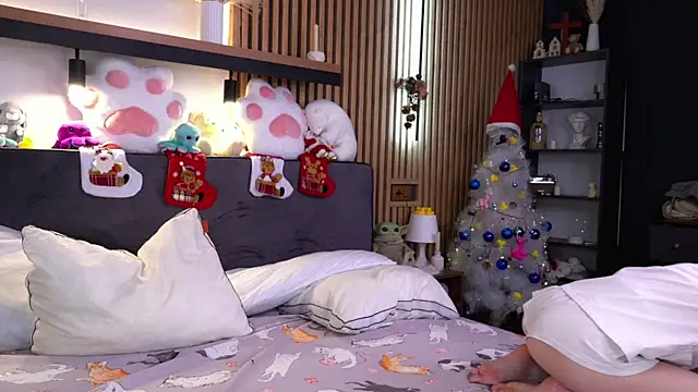 Snapshot of PollyBeev chatting on November 28, 7:11 am PollyBeev online show from November 28, 7:11 am