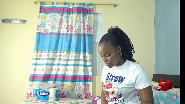 Snapshot of Madison__12 chatting on February 13, 2:12 am Madison 12 online show from February 13, 2:12 am