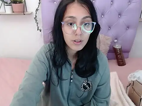 Snapshot of Freyja_01 chatting on October 18, 12:02 am Freyja 01 online show from October 18, 12:02 am