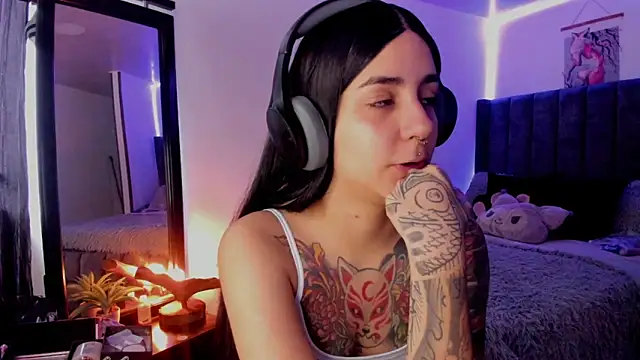 Snapshot of Alice_woodville chatting on March 21, 4:51 pm Alice woodville online show from March 21, 4:51 pm