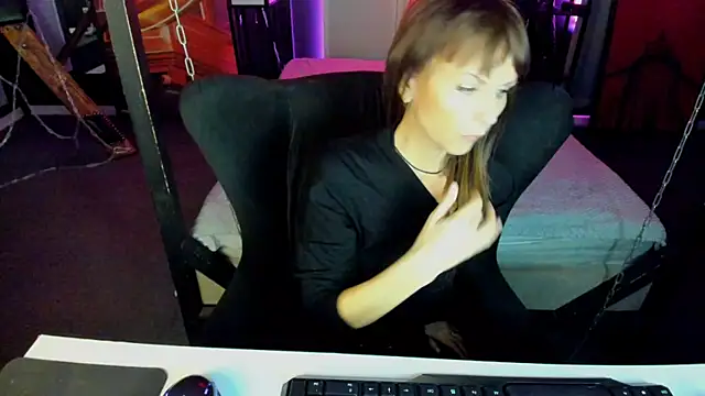 Elizabe th online show from February 1, 9:19 pm