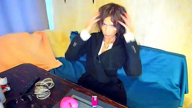 Snapshot of Elizabe_th chatting on June 24, 1:37 am Elizabe th online show from June 24, 1:37 am