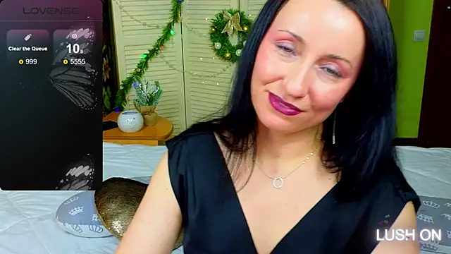 Snapshot of Roxyy_Star chatting on December 12, 2:04 am Roxyy Star online show from December 12, 2:04 am
