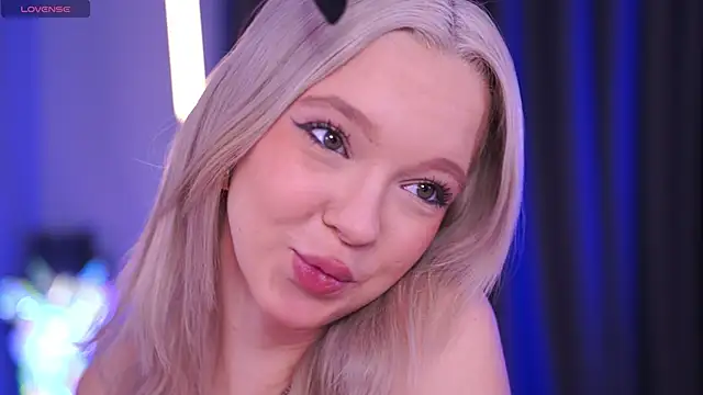  AlinaBailey online show from April 5, 8:00 am