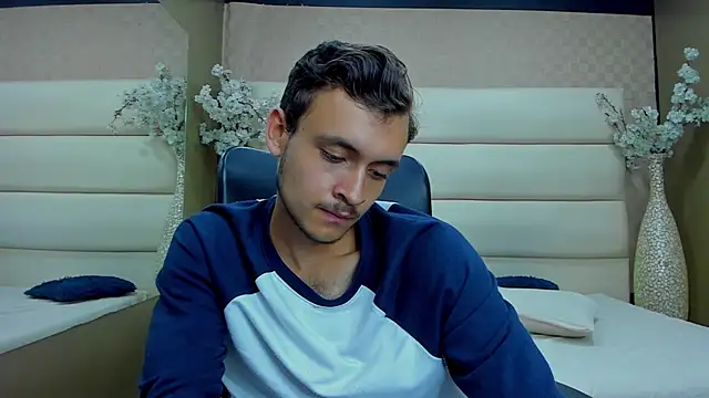 Snapshot of Desmon_Clark chatting on February 2, 9:08 am Desmon Clark online show from February 2, 9:08 am