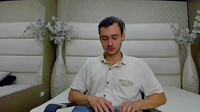 Snapshot of Desmon_Clark chatting on February 6, 5:46 am Desmon Clark online show from February 6, 5:46 am