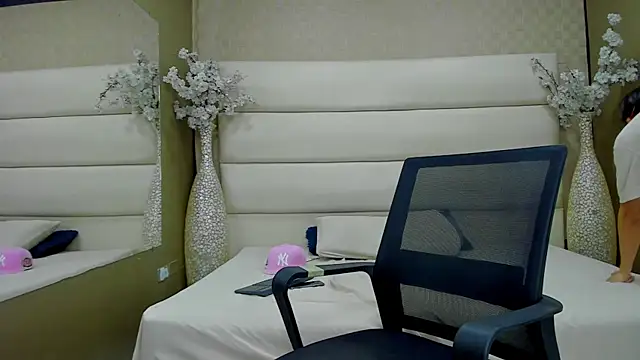 Snapshot of Desmon_Clark chatting on February 6, 8:50 am Desmon Clark online show from February 6, 8:50 am