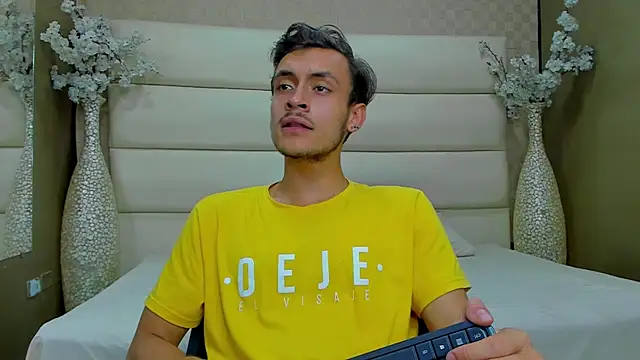 Snapshot of Desmon_Clark chatting on February 8, 2:47 am Desmon Clark online show from February 8, 2:47 am