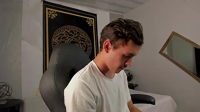 Snapshot of Desmon_Clark chatting on February 11, 11:22 pm Desmon Clark online show from February 11, 11:22 pm