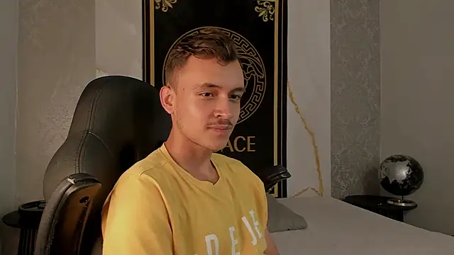 Snapshot of Desmon_Clark chatting on February 20, 9:42 pm Desmon Clark online show from February 20, 9:42 pm