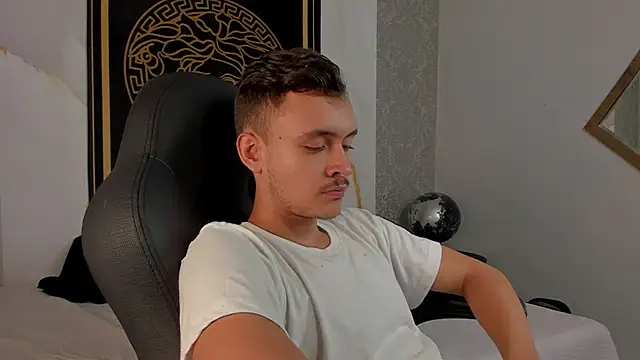 Snapshot of Desmon_Clark chatting on February 24, 3:44 am Desmon Clark online show from February 24, 3:44 am