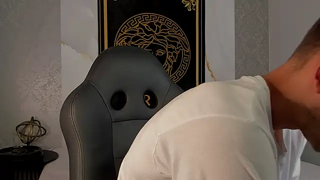 Snapshot of Desmon_Clark chatting on February 24, 9:20 pm Desmon Clark online show from February 24, 9:20 pm