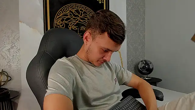 Snapshot of Desmon_Clark chatting on March 4, 9:00 pm Desmon Clark online show from March 4, 9:00 pm