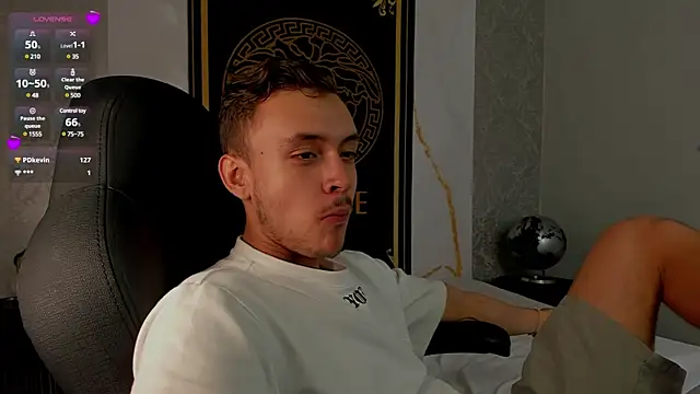 Snapshot of Desmon_Clark chatting on March 6, 4:19 am Desmon Clark online show from March 6, 4:19 am