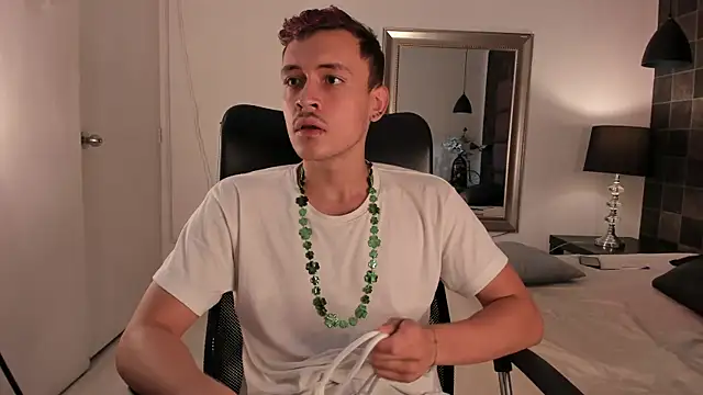 Snapshot of Desmon_Clark chatting on March 18, 12:16 am Desmon Clark online show from March 18, 12:16 am