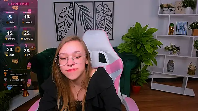 LayriantaVee online show from February 11, 1:20 pm