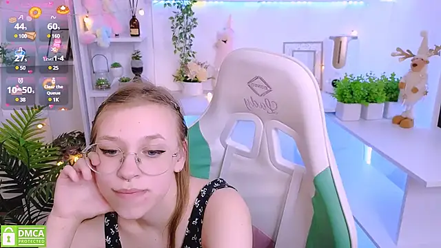 LayriantaVee online show from March 19, 1:18 pm