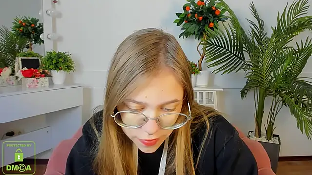 LayriantaVee online show from October 12, 6:12 am