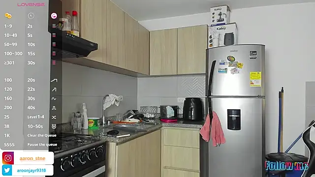 Snapshot of Aaron_ST chatting on April 15, 2:46 pm Aaron ST online show from April 15, 2:46 pm