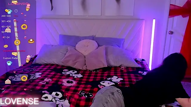 Snapshot of Emily_Strikeee chatting on February 6, 10:40 am Emily Strikeee online show from February 6, 10:40 am