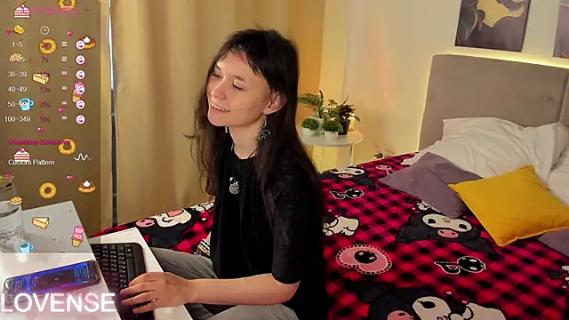 Snapshot of Emily_Strikeee chatting on February 8, 9:56 am Emily Strikeee online show from February 8, 9:56 am