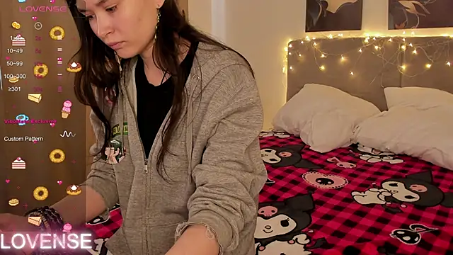 Snapshot of Emily_Strikeee chatting on February 27, 4:34 am Emily Strikeee online show from February 27, 4:34 am