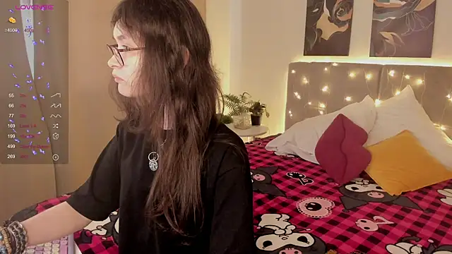 Emily Strikeee online show from April 1, 2:01 am