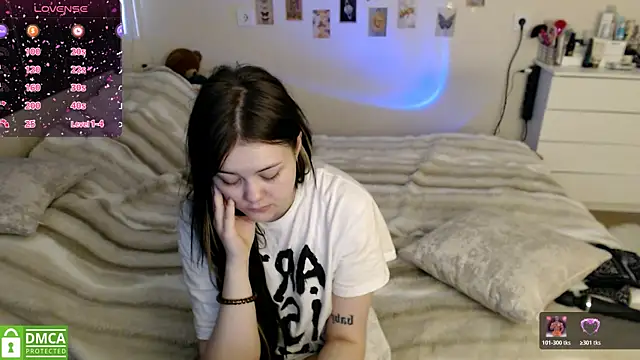 Snapshot of BettyandRich_ chatting on April 4, 8:56 am BettyandRich online show from April 4, 8:56 am