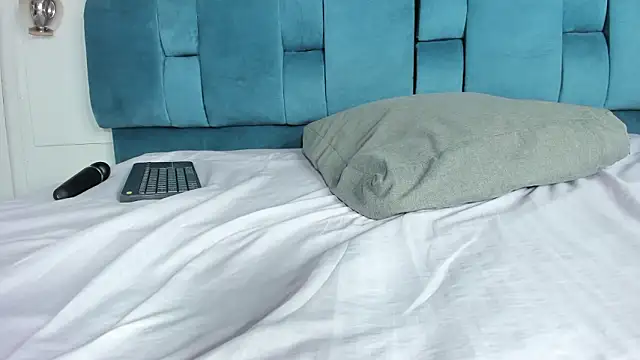 mia  fernandez online show from March 9, 7:40 pm