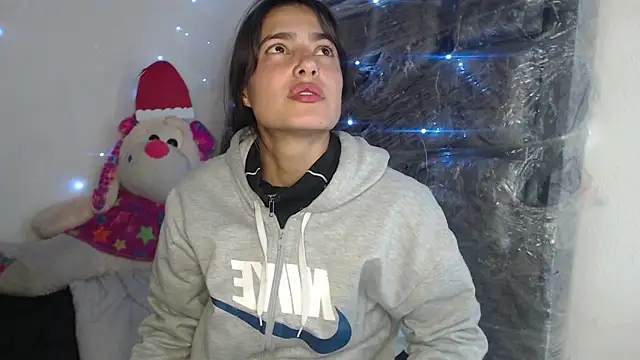 skinny sweet2411 online show from December 21, 11:45 pm