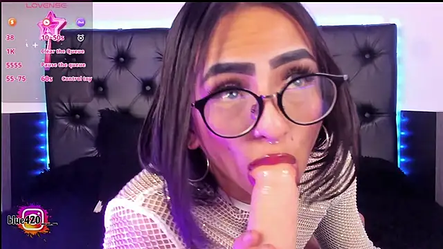 Snapshot of Skyler__blue4 chatting on February 6, 10:37 am Skyler blue4 online show from February 6, 10:37 am