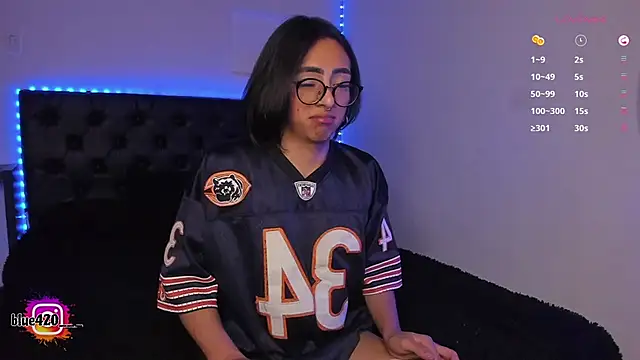 Snapshot of Skyler__blue4 chatting on February 24, 12:20 am Skyler blue4 online show from February 24, 12:20 am