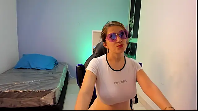 Snapshot of gwen_ashly chatting on February 27, 6:53 pm gwen ashly online show from February 27, 6:53 pm