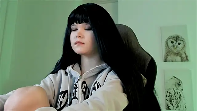 Elainebeness online show from December 15, 4:26 pm