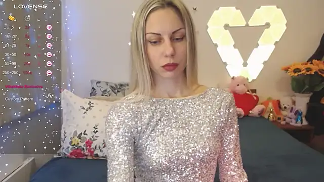 Snapshot of _Loves_ chatting on December 7, 10:39 pm  Loves  online show from December 7, 10:39 pm