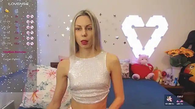 Snapshot of _Loves_ chatting on December 19, 6:23 pm  Loves  online show from December 19, 6:23 pm