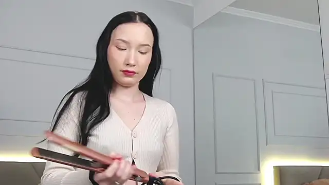 Snapshot of LeilaLow chatting on January 5, 12:10 pm LeilaLow online show from January 5, 12:10 pm