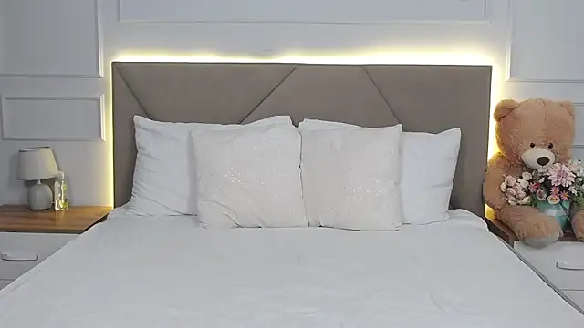 Snapshot of LeilaLow chatting on February 2, 12:02 pm LeilaLow online show from February 2, 12:02 pm