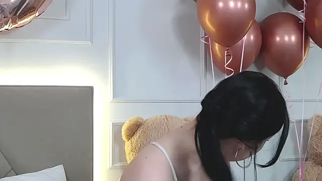 Snapshot of LeilaLow chatting on February 20, 3:08 pm LeilaLow online show from February 20, 3:08 pm