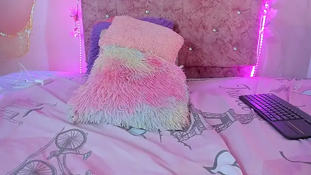 Snapshot of Bella__sweet chatting on February 8, 9:46 pm Bella sweet online show from February 8, 9:46 pm