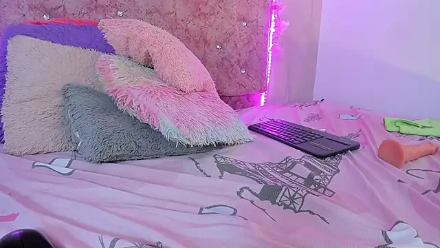 Snapshot of Bella__sweet chatting on February 9, 12:49 am Bella sweet online show from February 9, 12:49 am