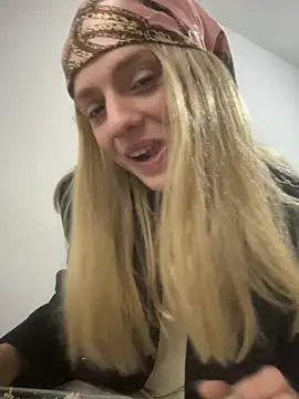 Snapshot of spacegirlll chatting on October 28, 5:26 pm spacegirlll online show from October 28, 5:26 pm