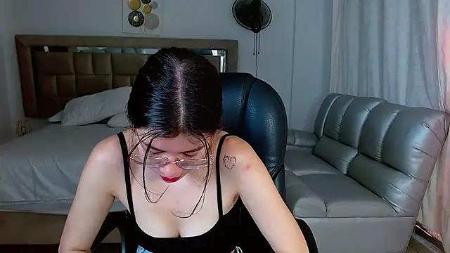 zoecruzz online show from February 11, 2:22 pm