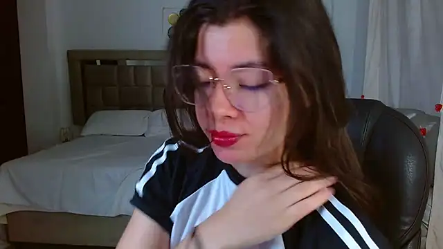 zoecruzz online show from February 19, 1:29 pm