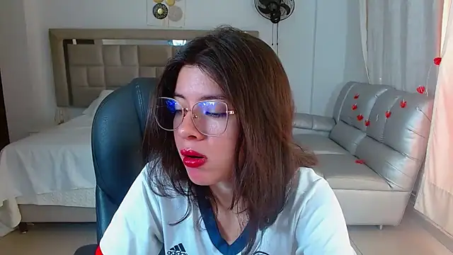 zoecruzz online show from March 26, 2:11 pm