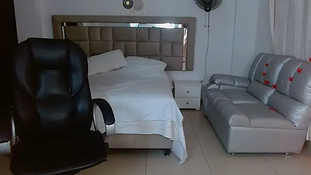 zoecruzz online show from March 28, 1:33 pm