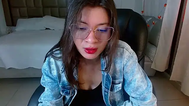 zoecruzz online show from April 5, 1:30 pm