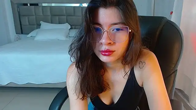 zoecruzz online show from April 11, 1:48 pm