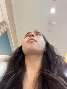 Snapshot of Holly_Play chatting on March 6, 12:01 pm Holly Play online show from March 6, 12:01 pm